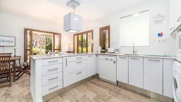 Een koelkast, een magnetron, een oven, een kookplaat