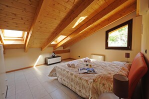 3 slaapkamers, een strijkplank/strijkijzer, wifi (toeslag), beddengoed