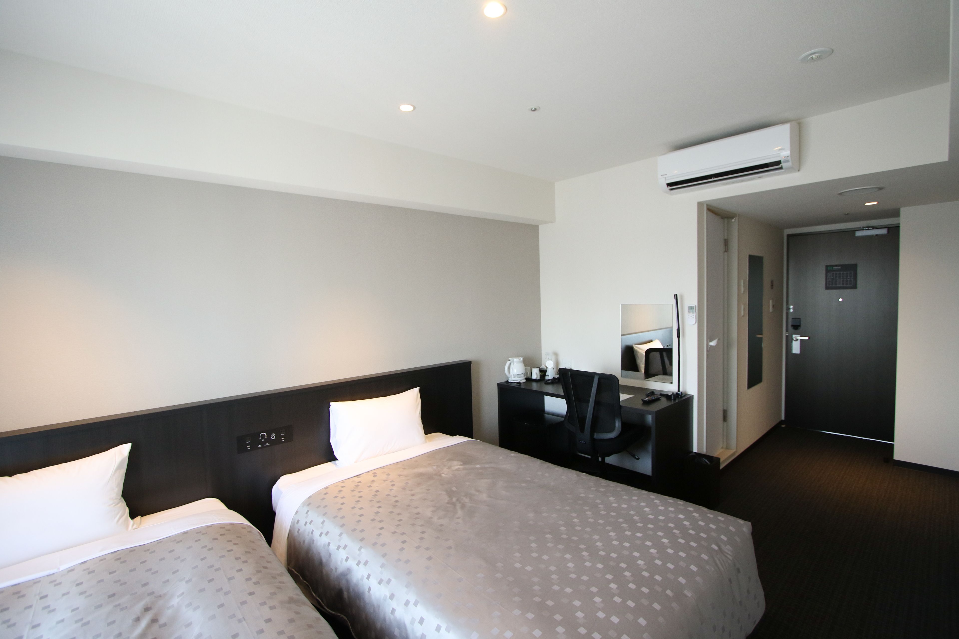 twin room | 1 bedroom, premium bedding, desk, laptop workspace