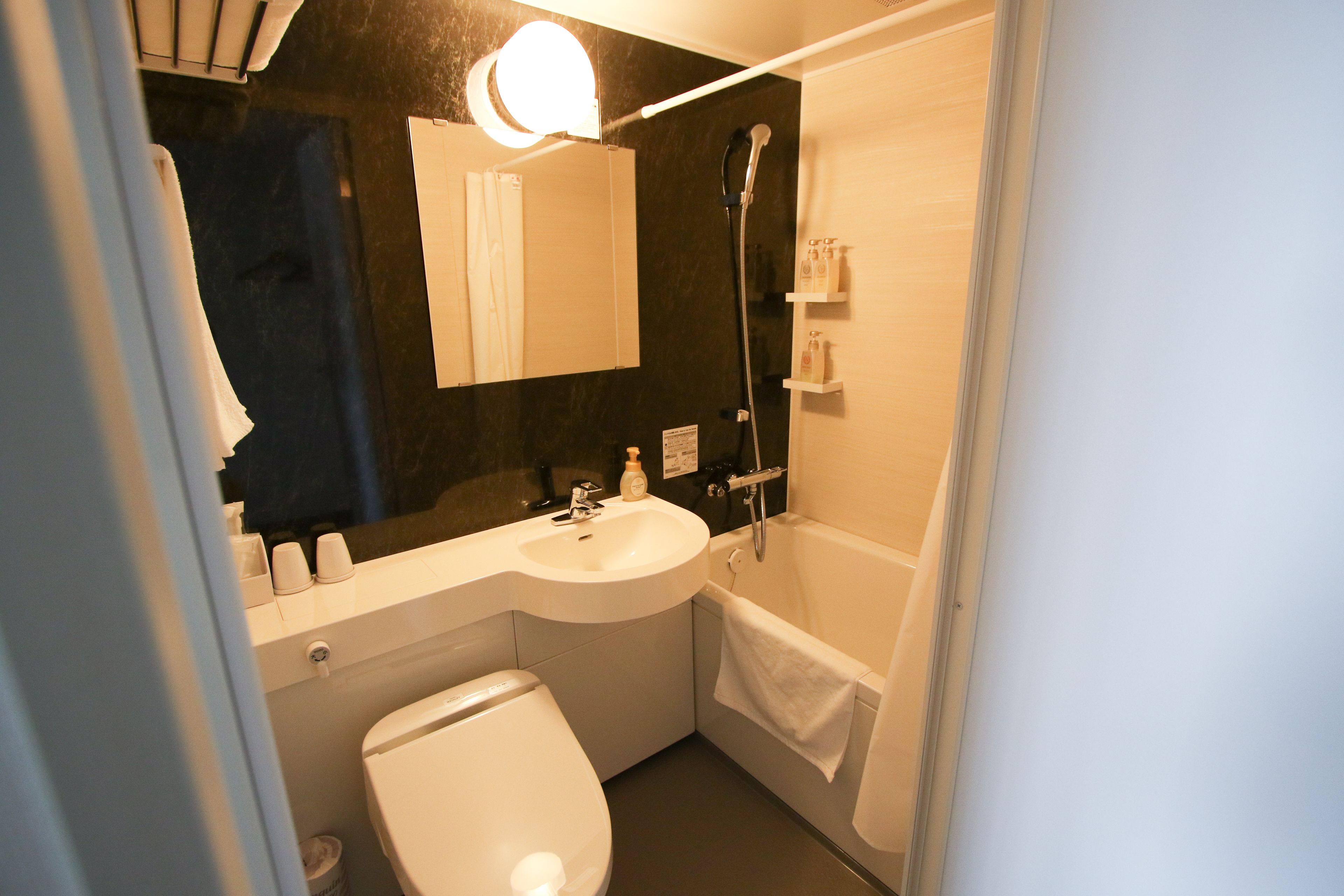 twin room | bathroom | combined shower/bathtub, deep-soaking bathtub, free toiletries