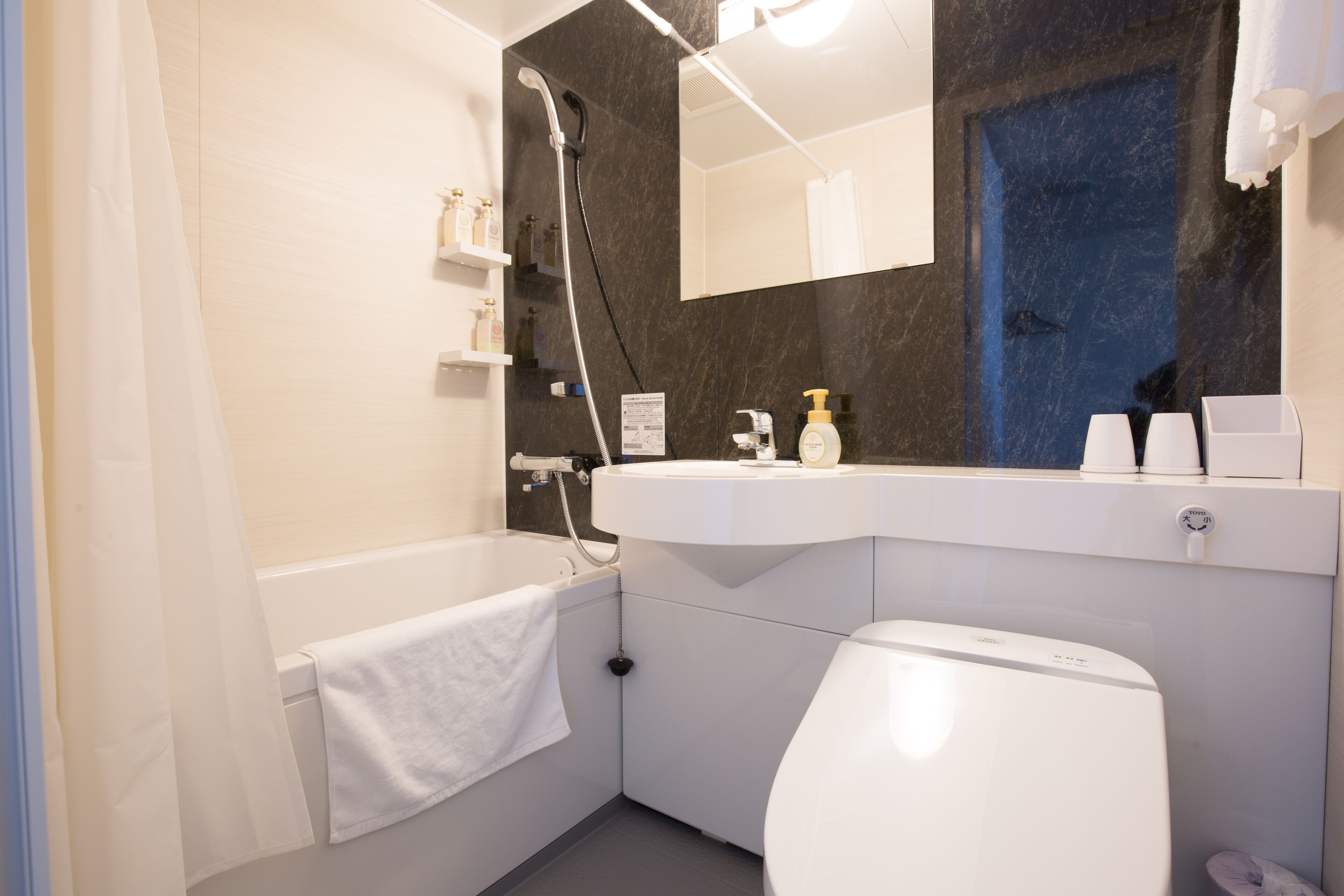 combined shower/bathtub, deep-soaking bathtub, free toiletries