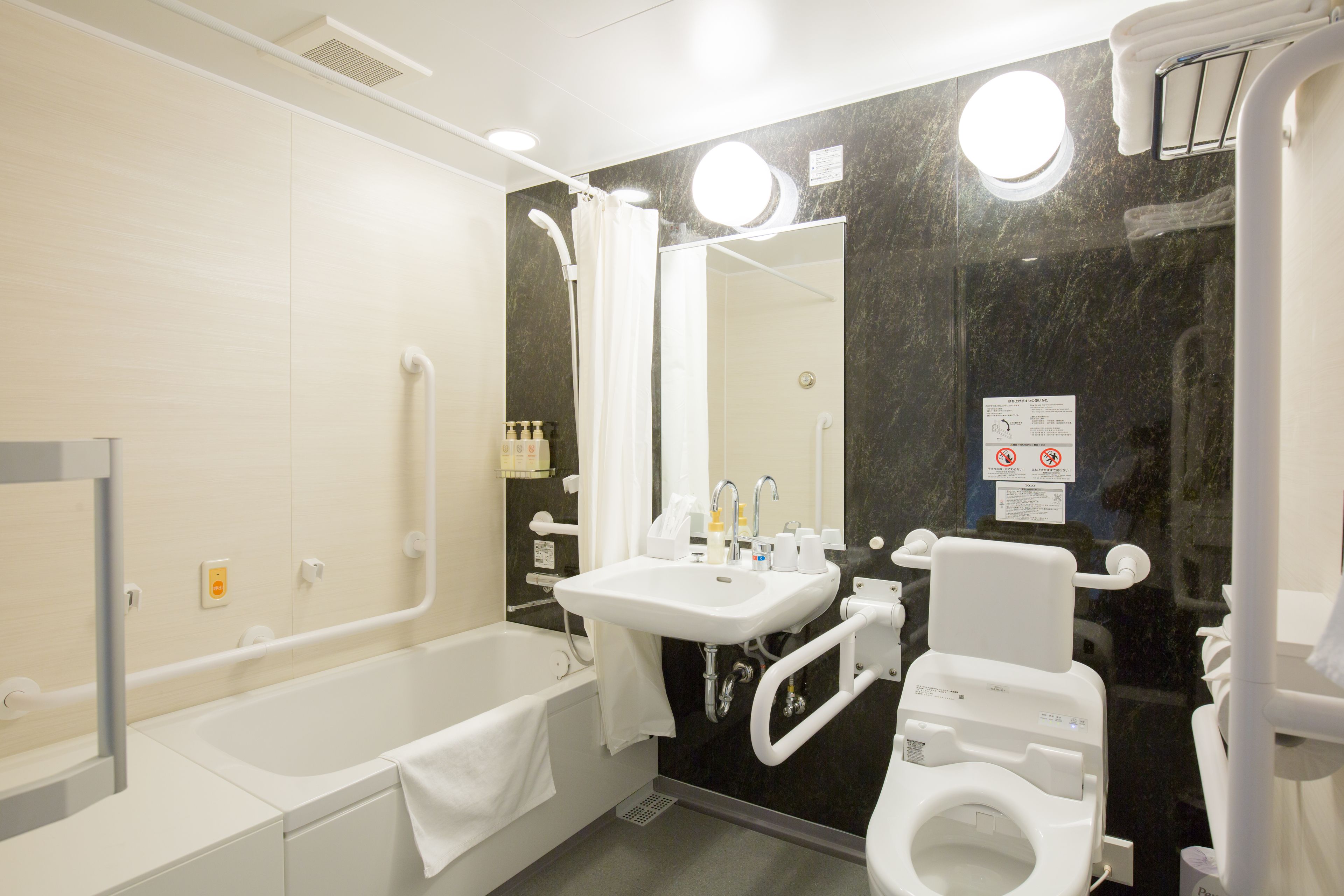 universal room | bathroom | combined shower/bathtub, deep-soaking bathtub, free toiletries