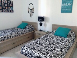 3 habitaciones y tabla de planchar con plancha