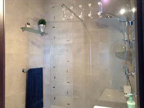 Combined shower/tub, hair dryer - LUXURY SEAFRONT APARTMENT WITH POOL (Saint Paul's Bay)