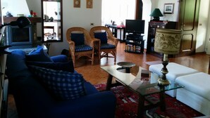 A living room with a sofa, two armchairs, a glass coffee table, a television, and a bookshelf. - SPLENDID VIEW OF LAKE COMO bellagio / civenna (Civenna)
