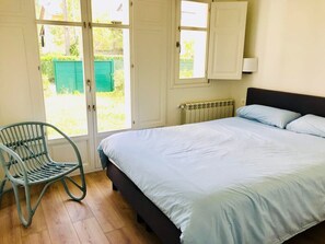 3 dormitorios, tabla de planchar con plancha, cuna de viaje