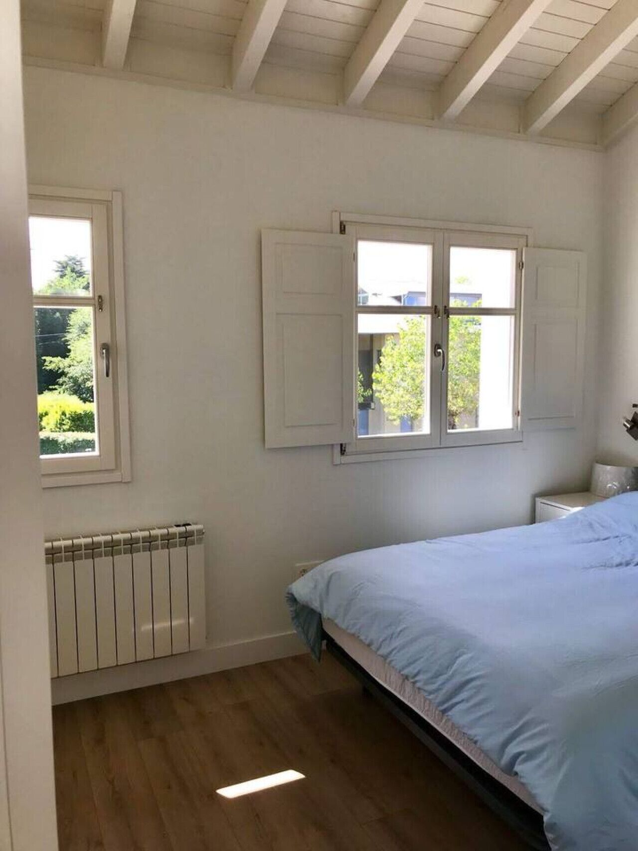 3 slaapkamers, een strijkplank/strijkijzer, reisbedje