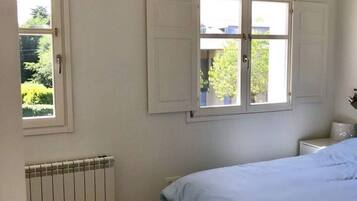 3 slaapkamers, een strijkplank/strijkijzer, reisbedje