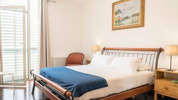 3 quartos, ferros/tábuas de passar roupa, berço de viagem