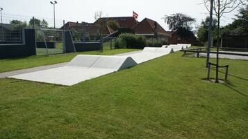 Una pista de skate con rampas y zona vallada.