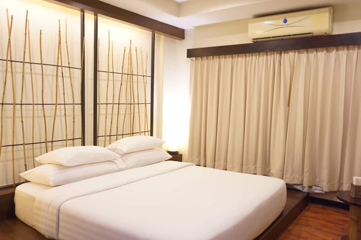 Superior Room | Minibar, in-room safe, blackout drapes, rollaway beds