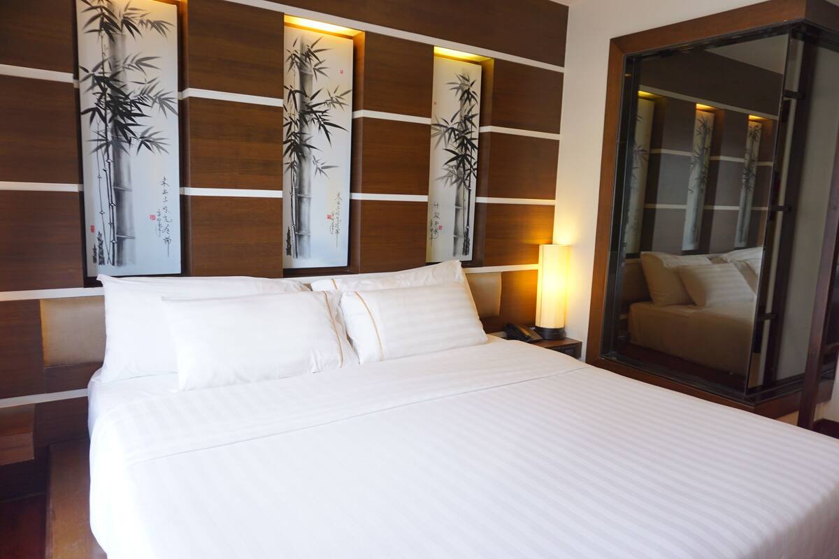 Deluxe Room | Minibar, in-room safe, blackout drapes, rollaway beds