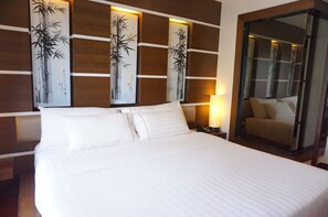 Deluxe Room | Minibar, in-room safe, blackout curtains, rollaway beds