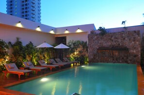 حمّام سباحة خارجي