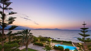 A pool with a view of the sea at sunset. - Family Beachfront Villa w/Private Pool & Play Area (Rethymno)