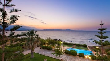 Piscine extérieure, chaises longues