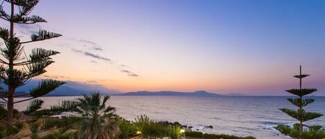 Ulkouima-allas, aurinkotuoleja