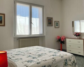3 bedrooms, desk, iron/ironing board, travel crib