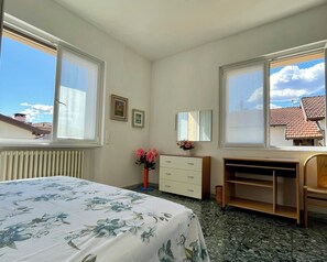 3 bedrooms, desk, iron/ironing board, travel cot