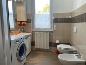 Shower, hair dryer, bidet, towels - The blackbird's nest: garden and private parking. (Verbania)