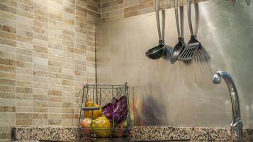 Een koelkast, een magnetron, een kookplaat