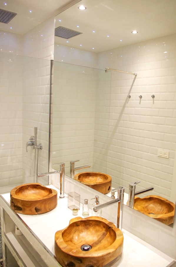 Rainfall showerhead, hair dryer, towels