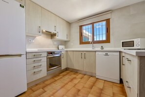 Réfrigérateur, four à micro-ondes, un four, lave-vaisselle