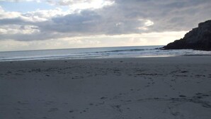 A beach with footprints in the sand and a cliff in the background. - House with garden  3 stars (Névez)