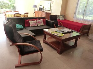 Smart-TV, Kamin, DVD-Player, Bücher