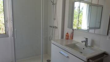 Baignoire, sèche-cheveux, savon