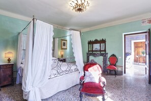 10 bedrooms, iron/ironing board, travel cot, free WiFi