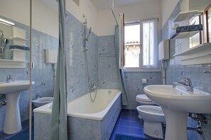 吹风机、坐浴桶、毛巾、肥皂