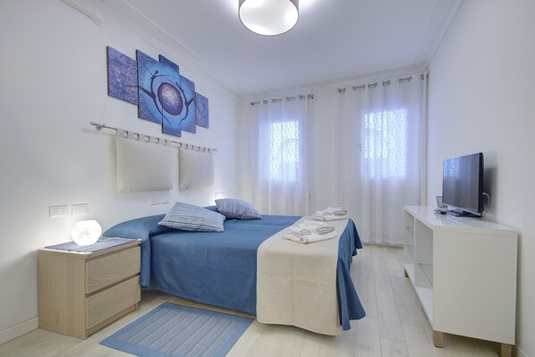 3 多间卧室、办公桌、免费 WiFi、床单