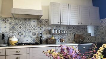 Frigorífico, horno, placa de cocina y lavavajillas