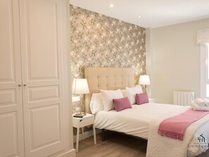 3 habitaciones, tabla de planchar con plancha, internet y ropa de cama 