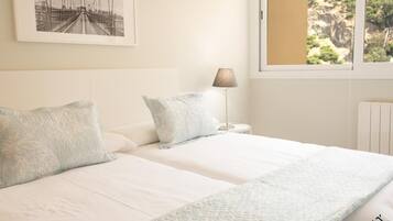 3 bedrooms, iron/ironing board, internet, bed sheets