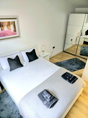 3 chambres, fer et planche à repasser, lit parapluie, Wi-Fi gratuit