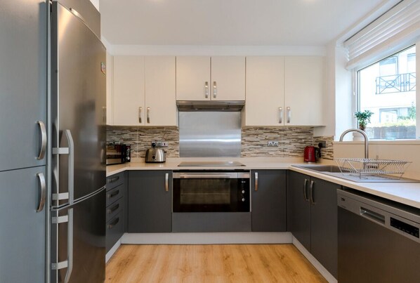 Kühlschrank, Mikrowelle, Ofen, Herdplatte