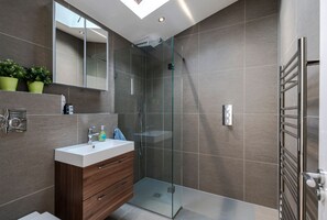 Combined shower/bathtub, hair dryer, towels, soap - Luxury newly renovated 3-bedroom, 2-bathroom mews house in Hampstead London (London)
