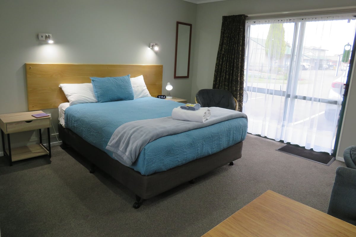 Studio, 1 Tempat Tidur Queen | Seprai premium, bantalan ekstra lembut, dan setrika/meja setrika