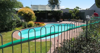 Commodore Court Motel