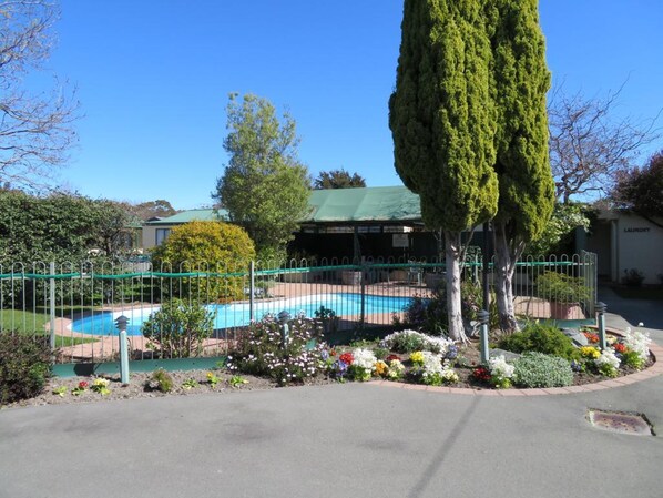 Outdoor pool - Commodore Court Motel (Blenheim)