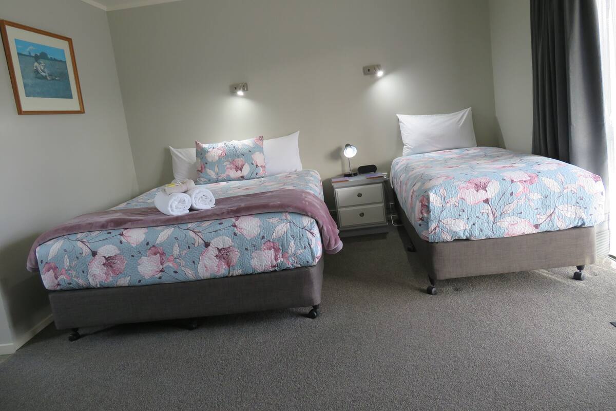 Kamar Twin, Beberapa Tempat Tidur, pemandangan kebun (Twin Studio) | Seprai premium, bantalan ekstra lembut, dan setrika/meja setrika