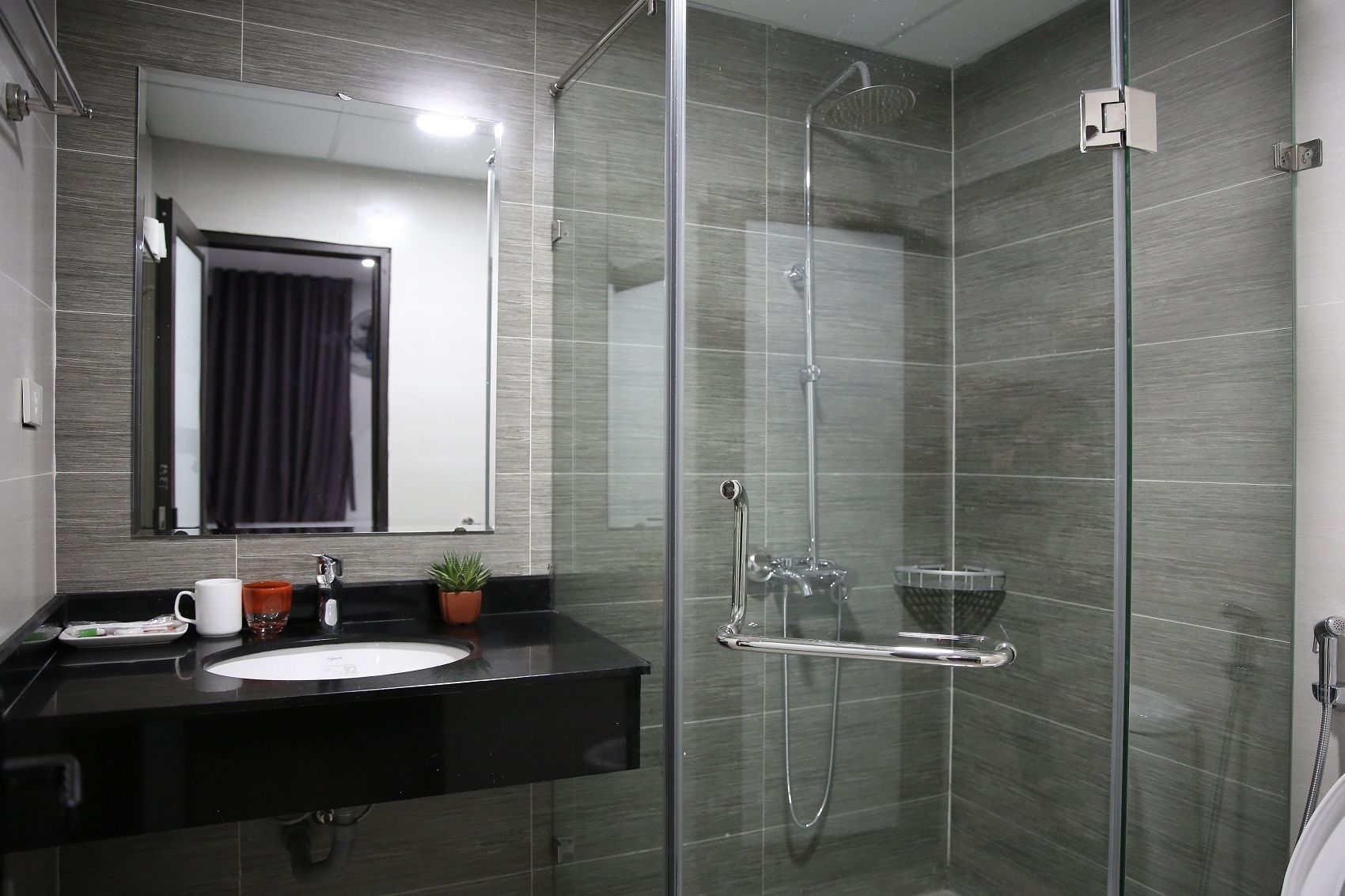 Superior studio | Badkamer | Een douche, gratis toiletartikelen, een haardroger, pantoffels