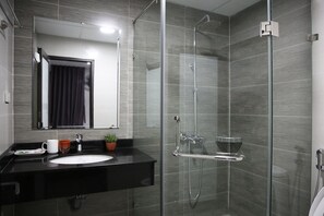 Superior studio | Badkamer | Een douche, gratis toiletartikelen, een haardroger, pantoffels