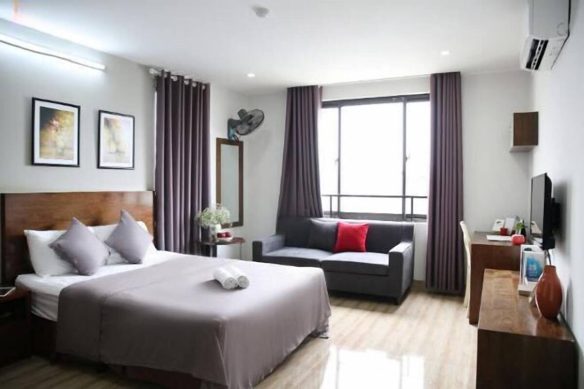 Escrivaninha, espaço de trabalho para notebook, cortinas blackout