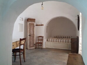 2 bedrooms, desk, iron/ironing board, free WiFi - Trullo Rora - Ostuni (OSTUNI)