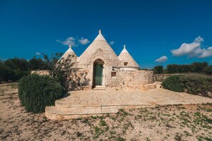 Exterior - Trulli Tra Pietre Full: Luxury Trulli with Private Pool, Pet Friendly (Ceglie Messapica)
