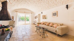 Living area - Trulli Tra Pietre Full: Luxury Trulli with Private Pool, Pet Friendly (Ceglie Messapica)