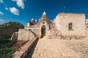 Exterior - Trulli Tra Pietre Full: Luxury Trulli with Private Pool, Pet Friendly (Ceglie Messapica)